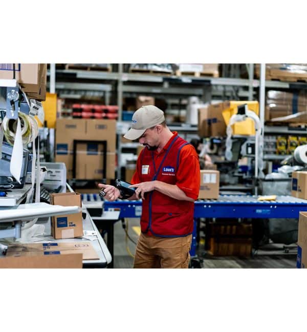 Sacnner RS5100 Zebra mains libres Photo d'une personne qui utilise le produit dans un entrepôt