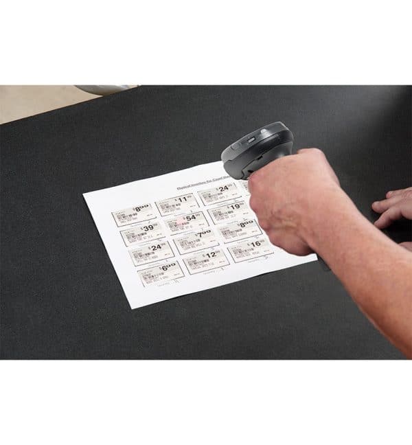 Série de Scanners DS4600 Zebra Photo d'une personne qui scanne des codes barre avec le scanner