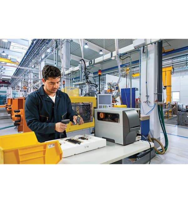 Série de Scanners DS4600 Zebra Photo d'une personne qui scanne des produits