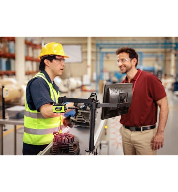 Scanner FS40 Zebra photo de deux personne qui utilise le produit dans un magasin