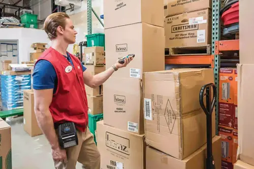 tc72 PDA homme prenant en scan un carton entrepot